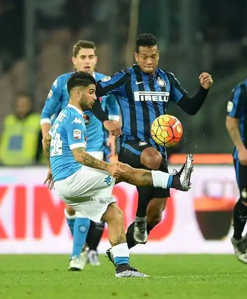 Higuain piega l'Inter, Napoli primo. Gli azzurri superano per 2-1 i nerazzurri, che colpiscono due pali e vanno in gol con Ljajic.