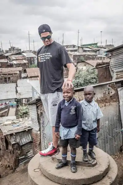 Bruno Cerella e Tommaso Marino hanno fondato Slums Dunk Onlus, un'associazione benefica volta a portare la pallacanestro in alcune delle zone più povere dell'Africa.
