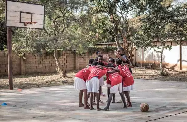 Bruno Cerella e Tommaso Marino hanno fondato Slums Dunk Onlus, un'associazione benefica volta a portare la pallacanestro in alcune delle zone più povere dell'Africa.