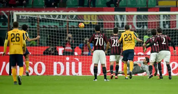 Toni blocca il Milan: fischi a San Siro. I rossoneri pareggiano in casa contro l'ultima in classifica. Vittorie interne per Chievo e Empoli.
