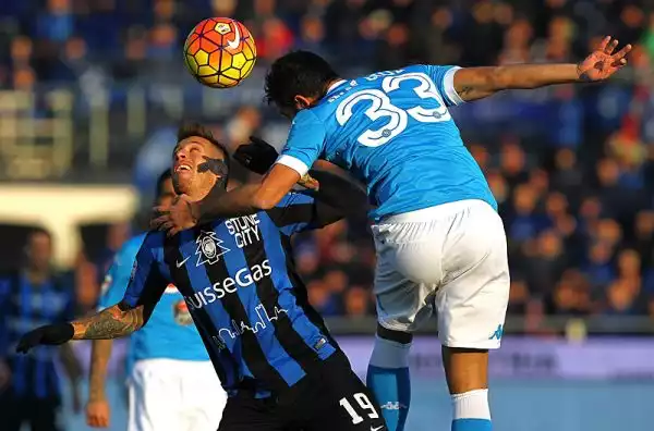 Gli azzurri strappano i tre punti a Bergamo con un penalty di Hamsik e una doppietta di Higuain, di Gomez, a segno con un destro dal limite su assist di Moralez, il gol del momentaneo pari.