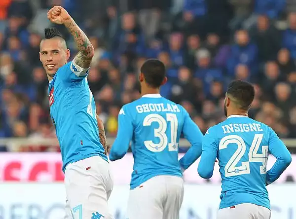 Gli azzurri strappano i tre punti a Bergamo con un penalty di Hamsik e una doppietta di Higuain, di Gomez, a segno con un destro dal limite su assist di Moralez, il gol del momentaneo pari.