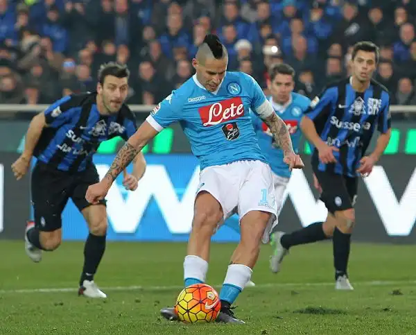 Gli azzurri strappano i tre punti a Bergamo con un penalty di Hamsik e una doppietta di Higuain, di Gomez, a segno con un destro dal limite su assist di Moralez, il gol del momentaneo pari.