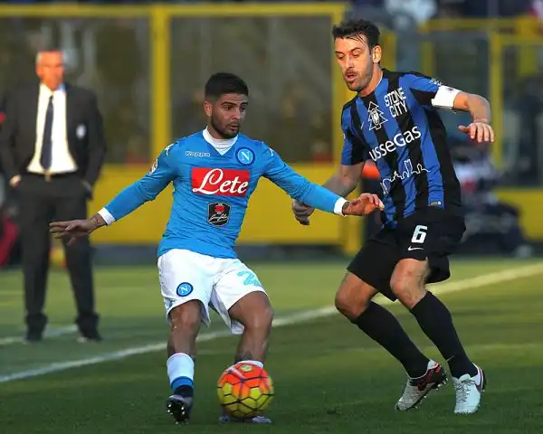 Gli azzurri strappano i tre punti a Bergamo con un penalty di Hamsik e una doppietta di Higuain, di Gomez, a segno con un destro dal limite su assist di Moralez, il gol del momentaneo pari.