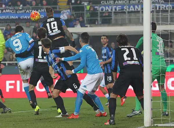 Gli azzurri strappano i tre punti a Bergamo con un penalty di Hamsik e una doppietta di Higuain, di Gomez, a segno con un destro dal limite su assist di Moralez, il gol del momentaneo pari.