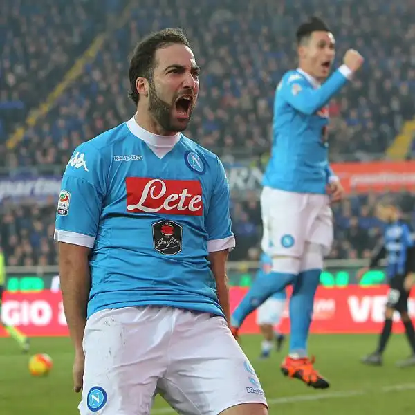 Gli azzurri strappano i tre punti a Bergamo con un penalty di Hamsik e una doppietta di Higuain, di Gomez, a segno con un destro dal limite su assist di Moralez, il gol del momentaneo pari.