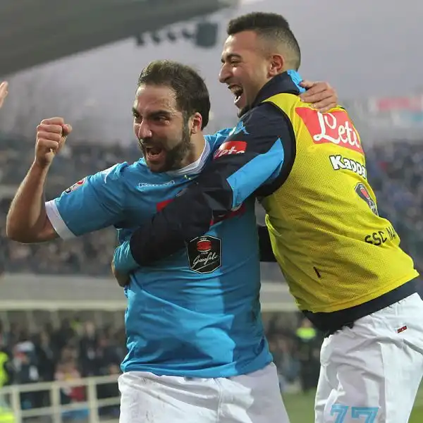 Gli azzurri strappano i tre punti a Bergamo con un penalty di Hamsik e una doppietta di Higuain, di Gomez, a segno con un destro dal limite su assist di Moralez, il gol del momentaneo pari.