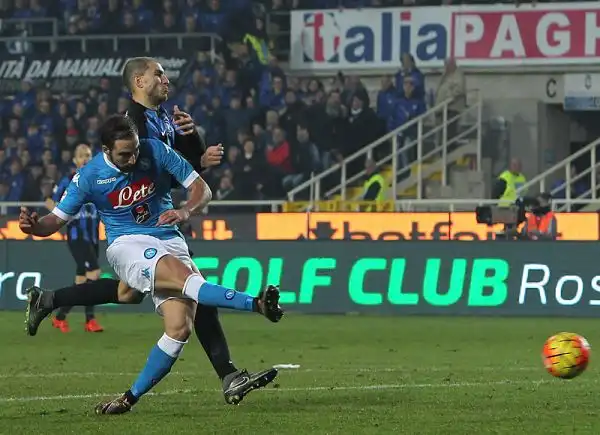 Gli azzurri strappano i tre punti a Bergamo con un penalty di Hamsik e una doppietta di Higuain, di Gomez, a segno con un destro dal limite su assist di Moralez, il gol del momentaneo pari.