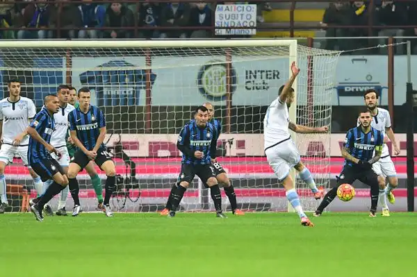 La Lazio espugna San Siro grazie ad una doppietta di Candreva e risorge. Male l'Inter, di Icardi il gol del momentaneo pareggio, che perde ma resta in vetta.