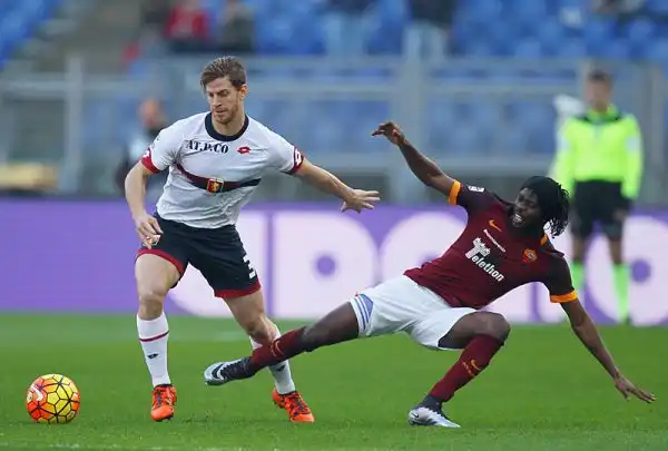 La Roma rialza la testa battendo il Genoa grazie alle reti di Florenzi e Sadiq: l'esterno giallorosso al 42' con un perfetto inserimento sfrutta l'assist di Digne e corre ad abbracciare Garcia.