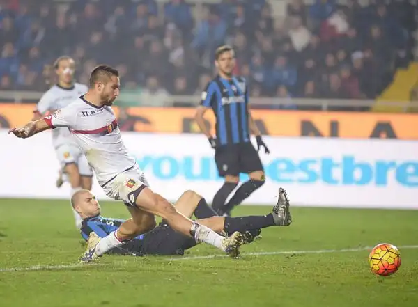 Il Genoa sblocca solo nel finale il match contro l'Atalanta grazie ai gol di Dzemaili e Pavoletti e si allontana dalla zona retrocessione dopo 5 sconfitte consecutive.