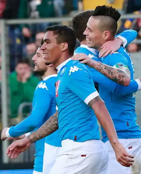 Il Napoli si laurea campione d'inverno per la quarta volta nella sua storia. La squadra di Sarri piega i ciociari con i gol di Albiol, Higuain (doppietta), Hamsik e Gabbiadini.