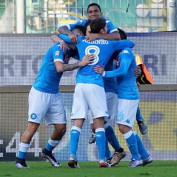 Il Napoli si laurea campione d'inverno per la quarta volta nella sua storia. La squadra di Sarri piega i ciociari con i gol di Albiol, Higuain (doppietta), Hamsik e Gabbiadini.