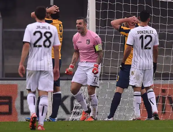 Il Palermo espugna il Bentegodi con un gol di Franco Vazquez nel primo tempo, notte fonda per l'undici di Delneri che resta ultimo in classifica.