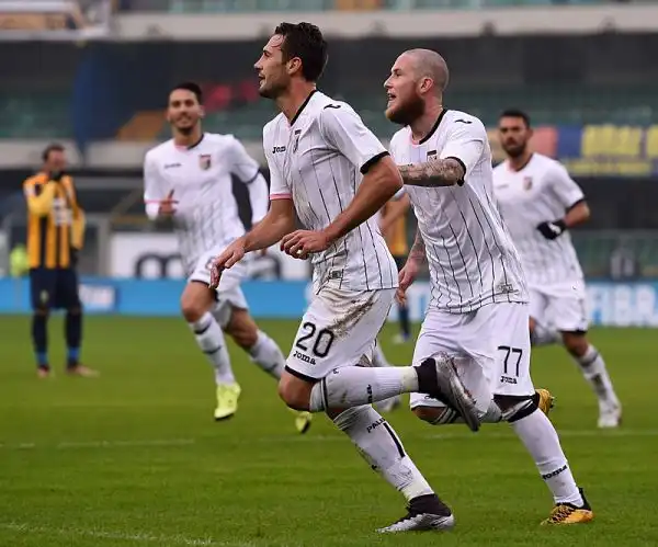 Il Palermo espugna il Bentegodi con un gol di Franco Vazquez nel primo tempo, notte fonda per l'undici di Delneri che resta ultimo in classifica.