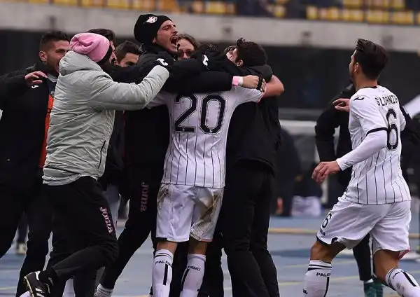 Il Palermo espugna il Bentegodi con un gol di Franco Vazquez nel primo tempo, notte fonda per l'undici di Delneri che resta ultimo in classifica.