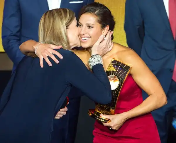 Carli Lloyd ha vinto il Pallone d'Oro femminile 2015 davanti ad Aya Miyama e Celia Sasic. Successo meritato per la centrocampista delle Houston Dash e della nazionale degli USA con cui ha vinto gli ul