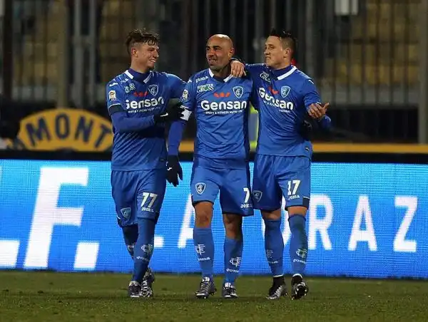 Il Milan passa in vantaggio due volte con Bacca e Bonaventura ma lEmpoli per due volte torna in gioco con i gol di Zielinski e Maccarone. Niente aggancio alla Roma per la squadra di Mihajlovic.