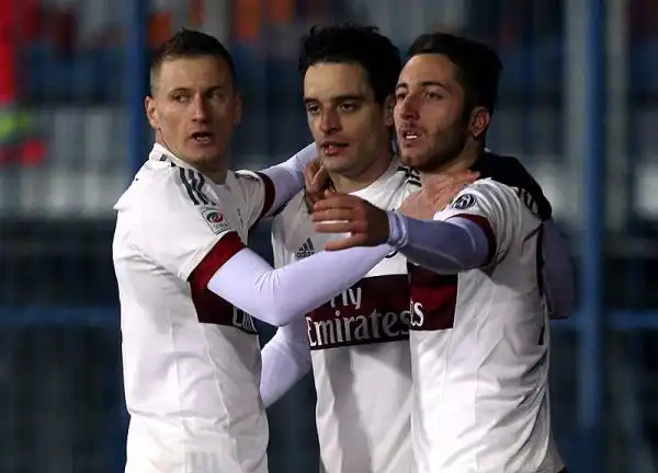 Il Milan passa in vantaggio due volte con Bacca e Bonaventura ma lEmpoli per due volte torna in gioco con i gol di Zielinski e Maccarone. Niente aggancio alla Roma per la squadra di Mihajlovic.