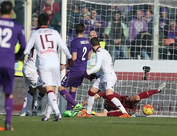 Ritorno alla vittoria per la Fiorentina, che si lascia alle spalle le sconfitte con Lazio e Milan battendo 2-0 il Torino nel match dell'ora di pranzo: gol di Ilicic e Rodriguez.