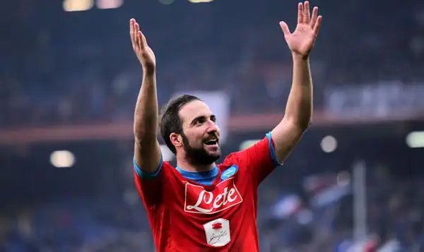 Un Napoli sempre più lanciato espugna Marassi con i gol di Higuain, Insigne, Hamsik e Mertens. DI Correa e del solito Eder i gol dei blucerchiati.
