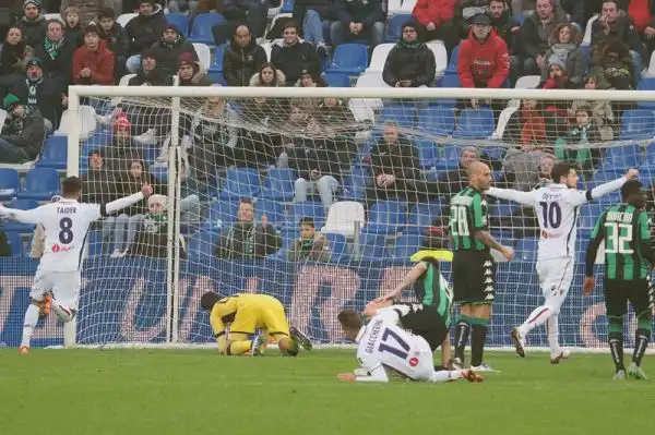 A Reggio Emilia prezioso successo esterno del Bologna sul campo del Sassuolo, decidono un gol per tempo di Giaccherini e del fresco ex Floccari.