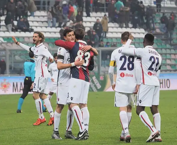 A Reggio Emilia prezioso successo esterno del Bologna sul campo del Sassuolo, decidono un gol per tempo di Giaccherini e del fresco ex Floccari.