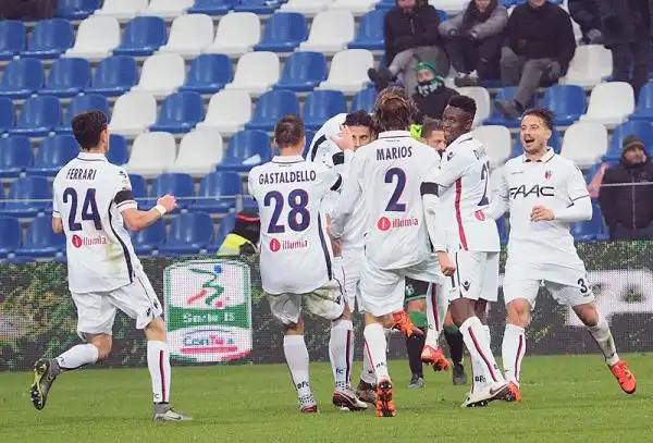 A Reggio Emilia prezioso successo esterno del Bologna sul campo del Sassuolo, decidono un gol per tempo di Giaccherini e del fresco ex Floccari.