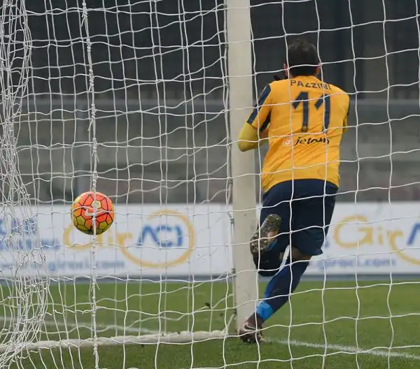 Un pareggio che serve più al Genoa quello del Bentegodi con gli ospiti in vantaggio grazie all'ex milanista Suso e il gol di Pazzini per l'1-1 finale.