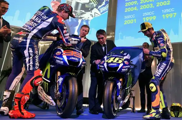 Svelata a Barcellona la Yamaha MotoGP YZR-M1 che Valentino Rossi e Jorge Lorenzo guideranno nel 2016.