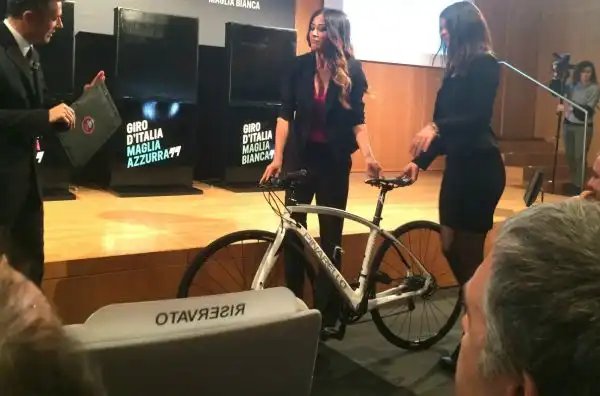 La madrina del Giro d'Italia 2016, Giorgia Palmas, fa il suo ingresso in bicicletta.