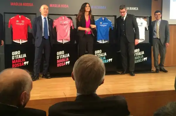 Le maglie del Giro d'Italia 2016 alla sala Buzzati di Milano.