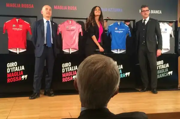 Le maglie del Giro d'Italia 2016 alla sala Buzzati di Milano.