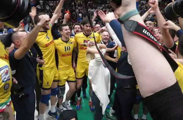 Le immagini della premiazione e dei festeggiamenti in campo della squadra di Lorenzetti, vittoriosa 3-0 nella finale del Forum di Assago contro la Diatec Trentino.