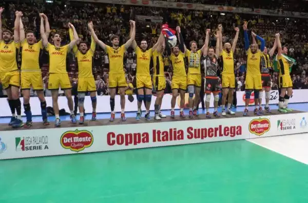 Le immagini della premiazione e dei festeggiamenti in campo della squadra di Lorenzetti, vittoriosa 3-0 nella finale del Forum di Assago contro la Diatec Trentino.
