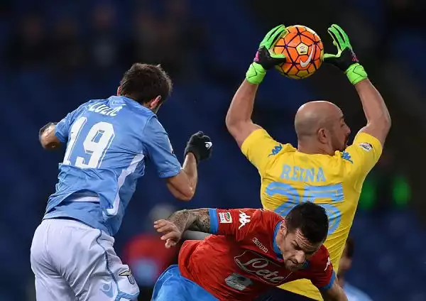 Gli azzurri risolvono l'insidiosa trasferta di Roma nella prima mezz'ora di gioco, stendendo la Lazio con un uno-due micidiale firmato Higuain (23 gol su 23 match) e Callejon.