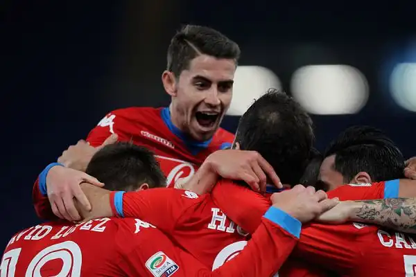 Gli azzurri risolvono l'insidiosa trasferta di Roma nella prima mezz'ora di gioco, stendendo la Lazio con un uno-due micidiale firmato Higuain (23 gol su 23 match) e Callejon.