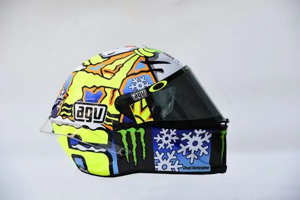 Ai primi test di Sepang Valentino Rossi ha presentato la nuova grafica del suo casco AGV Pista GP speciale "Winter test".