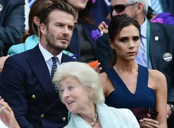 Victoria Caroline Adams Beckham: imprenditrice, stilista , modella e cantante oltre che moglie di David Beckham. Alla fine del 1990 divenne famosa con il gruppo pop femminile delle Spice Girls.