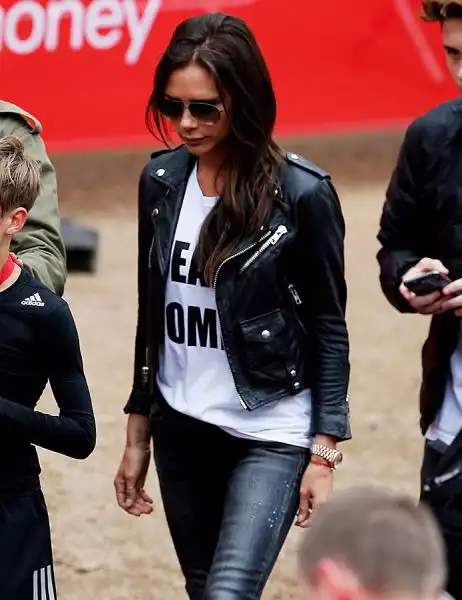 Victoria Caroline Adams Beckham: imprenditrice, stilista , modella e cantante oltre che moglie di David Beckham. Alla fine del 1990 divenne famosa con il gruppo pop femminile delle Spice Girls.