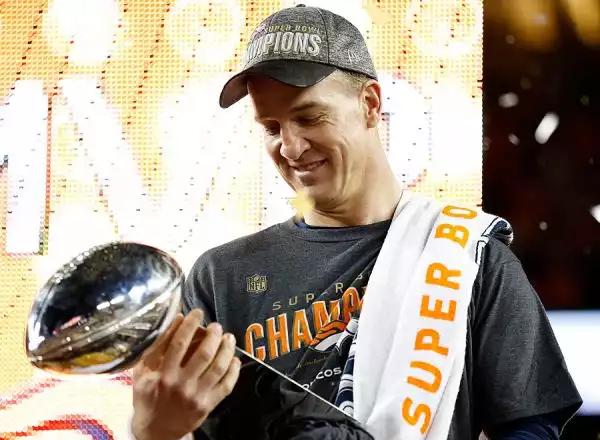I Broncos battono i Panthers 24-10 vincendo il loro terzo titolo di  NFL. Secondo trionfo per Payton Manning. Delusione totale per Newton, stella dei Panthers, il titolo MVP è andato a Miller.