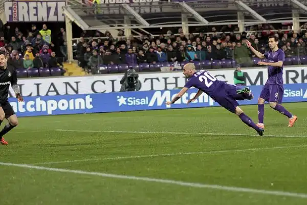 Babacar castiga un'Inter furiosa. La Fiorentina supera in rimonta i nerazzurri per 2-1. Gara nervosa, tre espulsi.