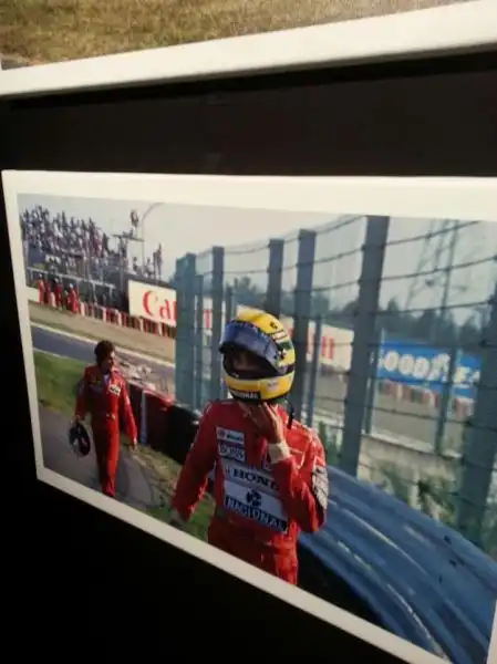 La mostra "Ayrton Senna. L'ultima notte", allestita allAutodromo di Monza, dal 17 febbraio al 24 luglio 2016, nasce dal libro scritto dal giornalista Giorgio Terruzzi ed è arricchita da una selezione