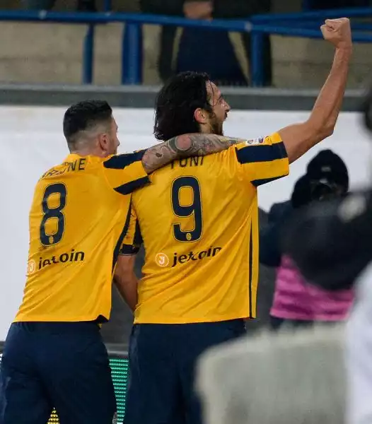 Nel derby del Bentegodi Toni, Pazzini e Ionita, con un eurogol, condannano il Chievo, in rete con Pellissier su rigore. La salvezza dell'Hellas pare un po meno utopica.