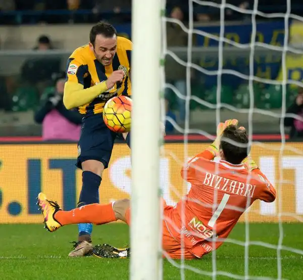 Nel derby del Bentegodi Toni, Pazzini e Ionita, con un eurogol, condannano il Chievo, in rete con Pellissier su rigore. La salvezza dell'Hellas pare un po meno utopica.