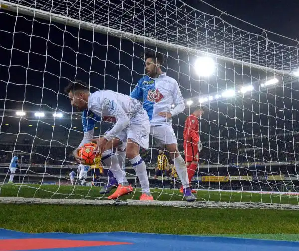 Nel derby del Bentegodi Toni, Pazzini e Ionita, con un eurogol, condannano il Chievo, in rete con Pellissier su rigore. La salvezza dell'Hellas pare un po meno utopica.