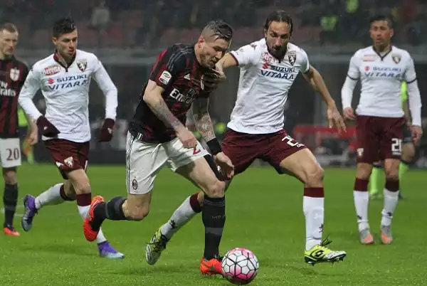 Il Milan doma il Toro: Inter a un punto. I rossoneri battono i granata con una rete di Antonelli e mettono il fiato sul collo dei cugini nerazzurri.
