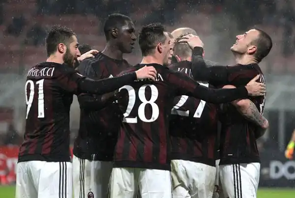 Il Milan doma il Toro: Inter a un punto. I rossoneri battono i granata con una rete di Antonelli e mettono il fiato sul collo dei cugini nerazzurri.