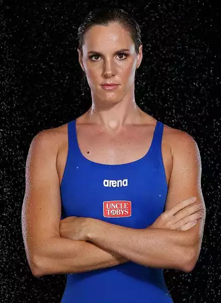 La bella nuotatrice australiana, campionessa del mondo della 4x100 con la sorella Cate, ha posato a Brisbane per un servizio fotografico che ha messo in evidenza tutto il suo splendore.