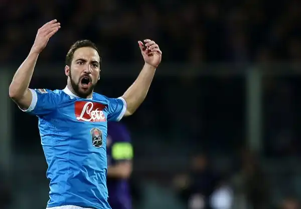 Pari spettacolo tra Viola e Napoli, Juve a +3. Ad Alonso risponde Higuain.